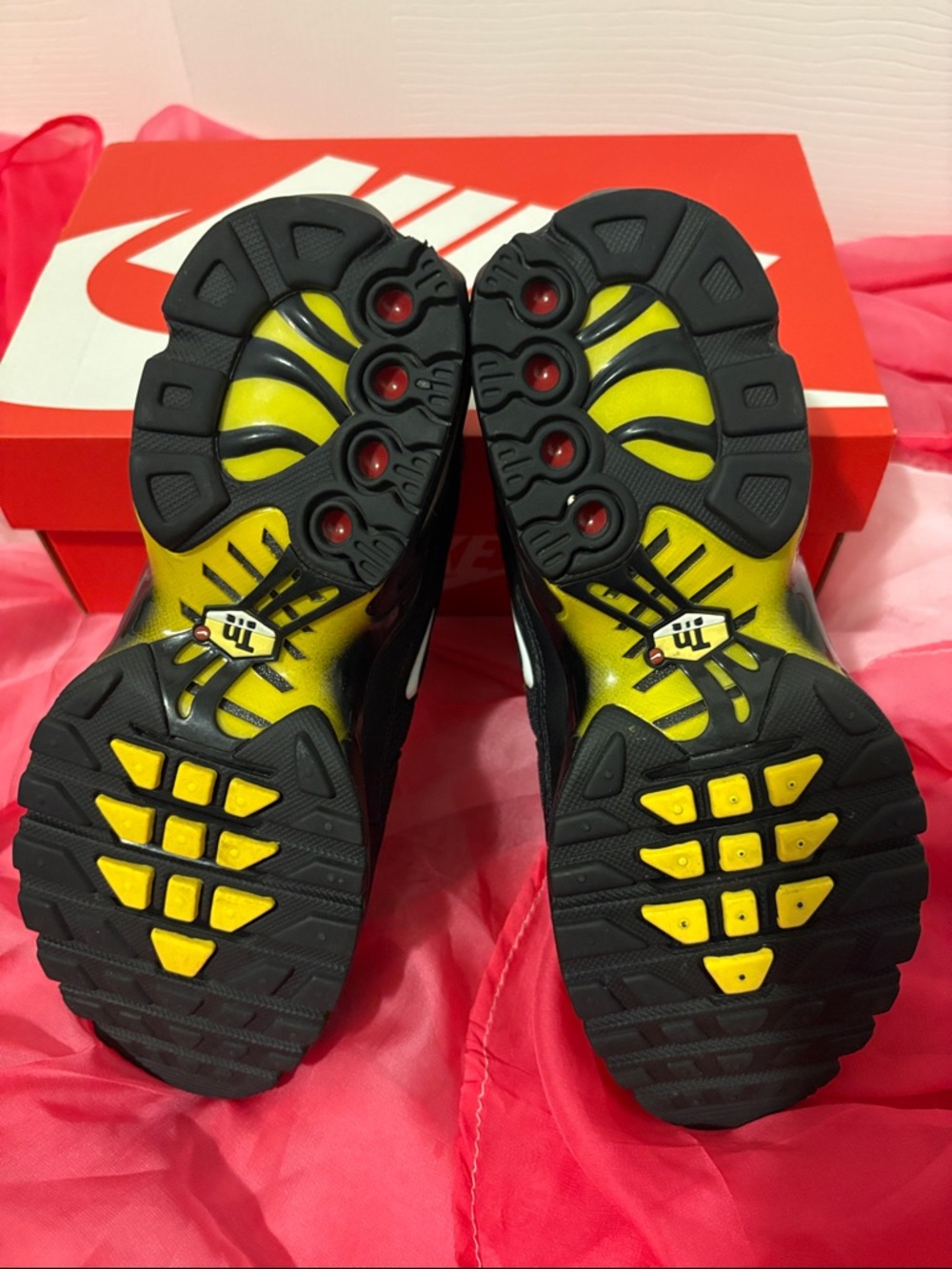 Nike Grade School Air Max Plus- Black and Yellow size 4Y - Picture 13 of 16